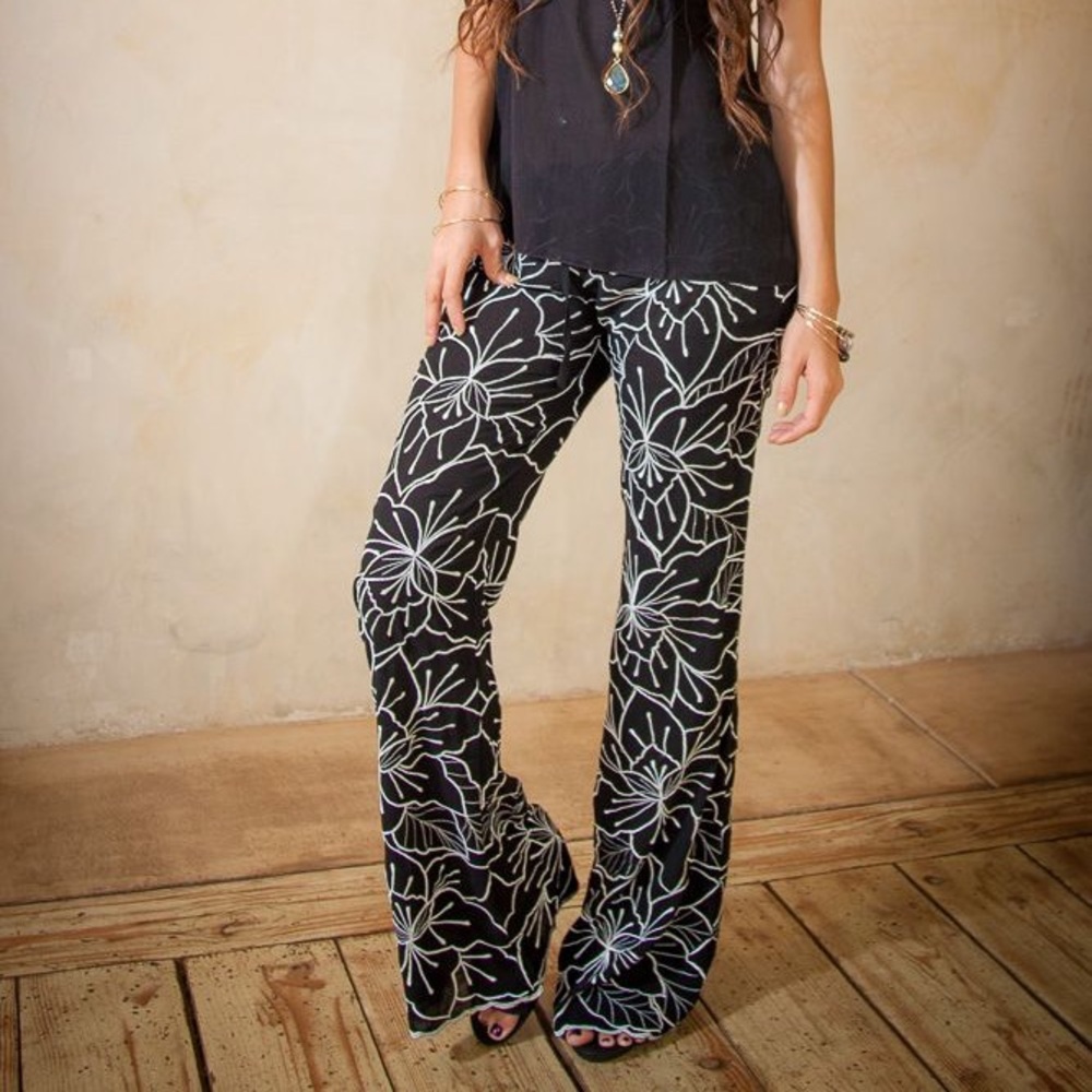 Tamara Catz embroidered floral boho flare low rise drawstring pants
Size 4